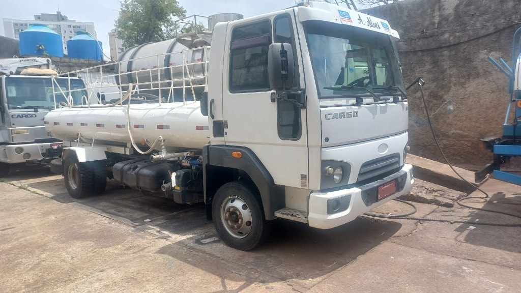 Caminhão-pipa Ford Cargo da frota FB Transportes